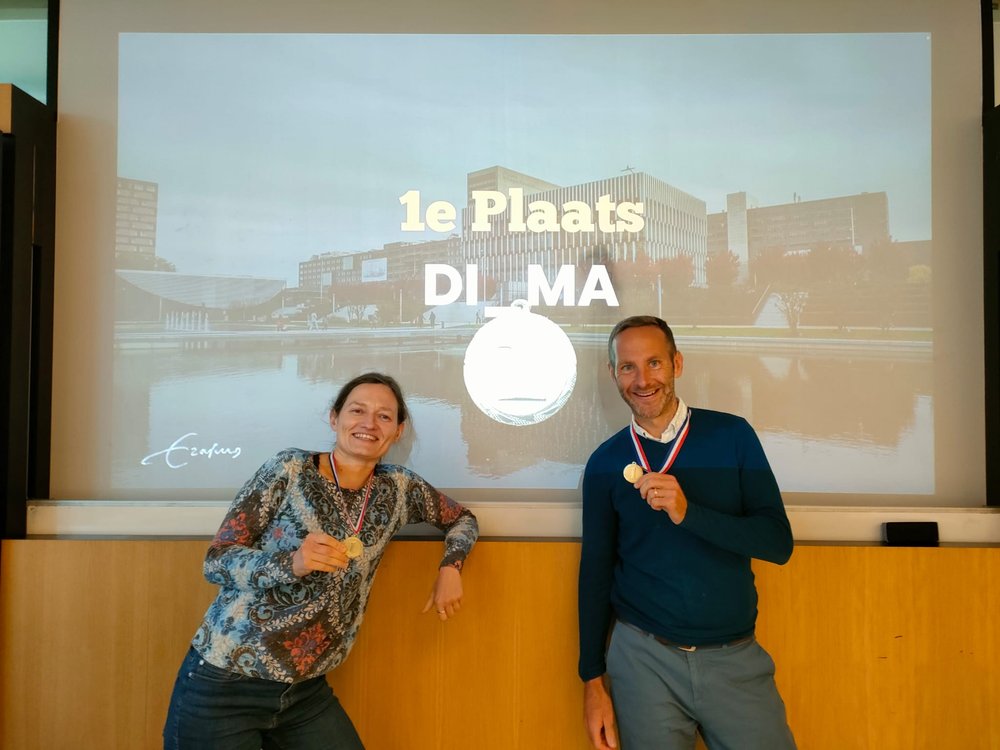 Winning team celebrating first place in the Erasmus Universiteit Rotterdam pubquiz