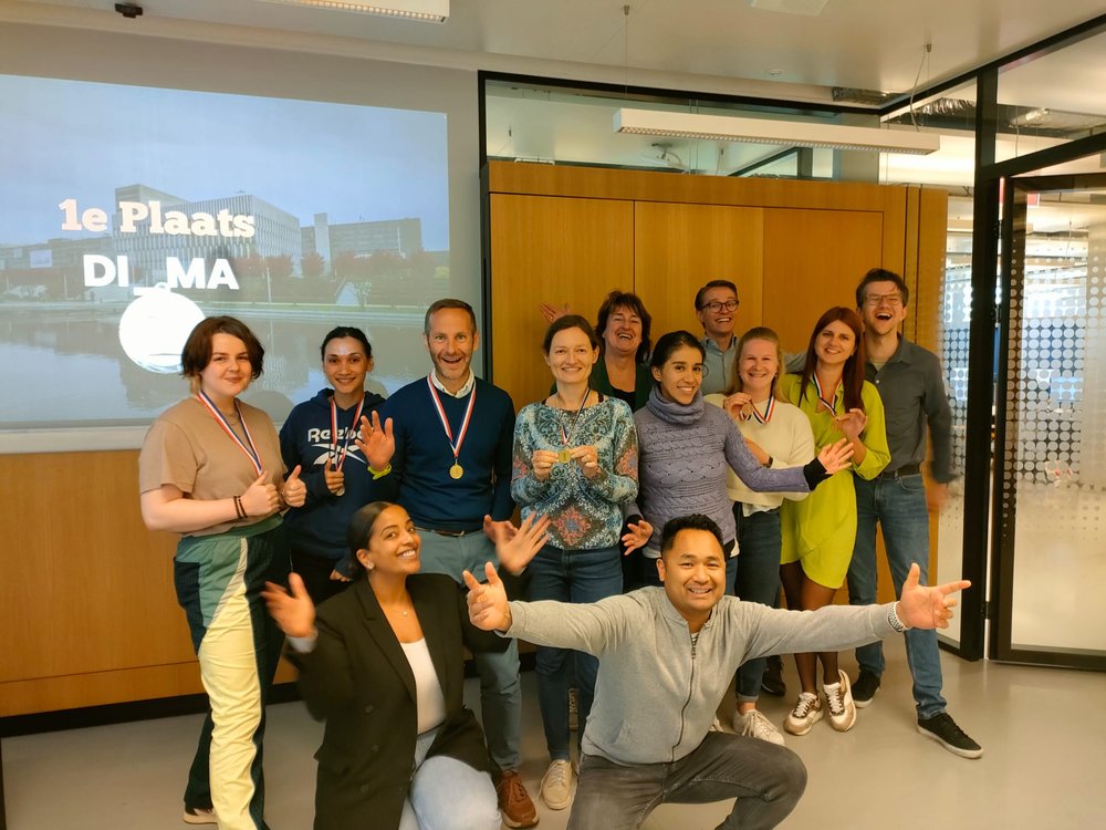 The full trained group at Erasmus Universiteit Rotterdam celebrates first place with medals