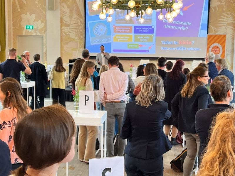 A large audience follows a live Alert Online pubquiz session
