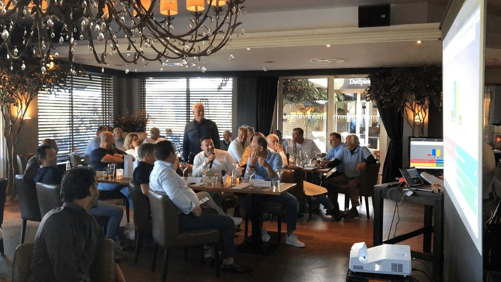A full pubquiz venue with the group following the screen
