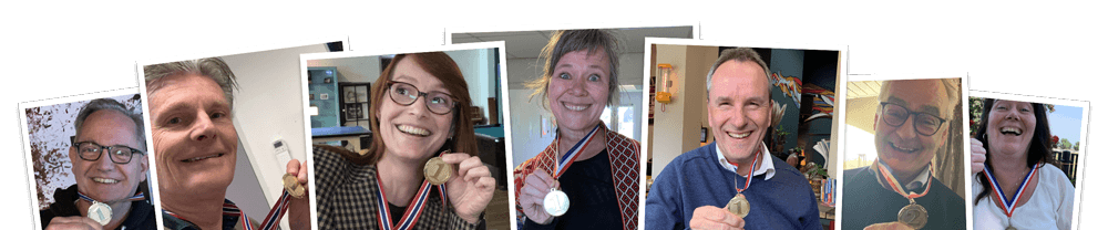 Participants of Zach Soijo's pubquiz workshops showing their medals